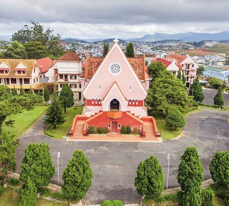 Nhà thờ không chỉ đẹp mà còn có không gian xanh mát, thoáng đãng