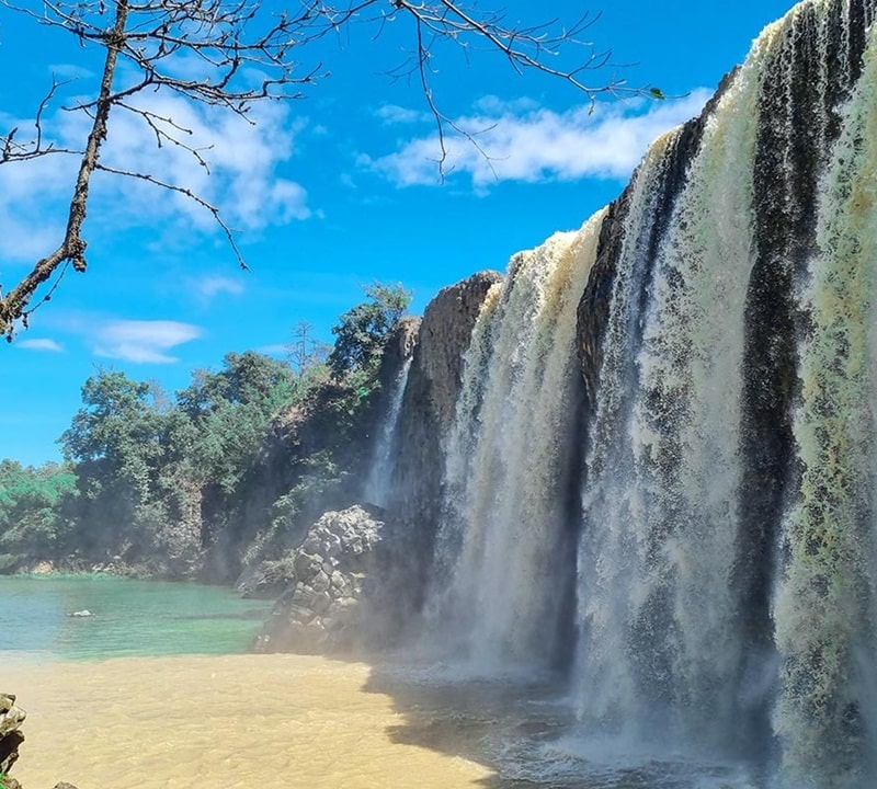 Đường đến thác khá khó đi, bạn nên nhờ sự giúp đỡ của người dân địa phương để đảm bảo an toàn