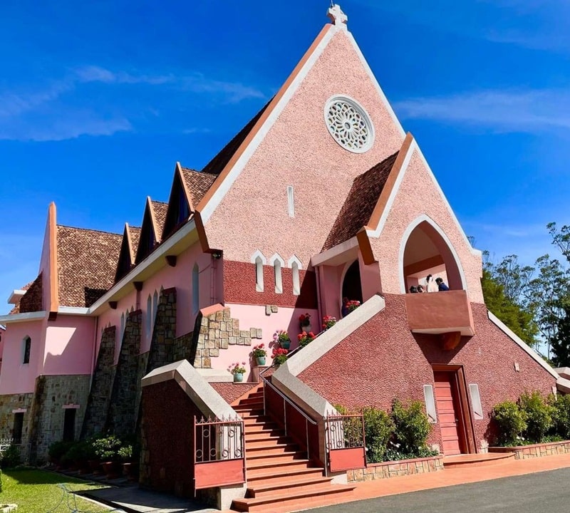 Nhà thờ Domaine De Marie màu hồng ấn tượng thu hút tại Đà Lạt